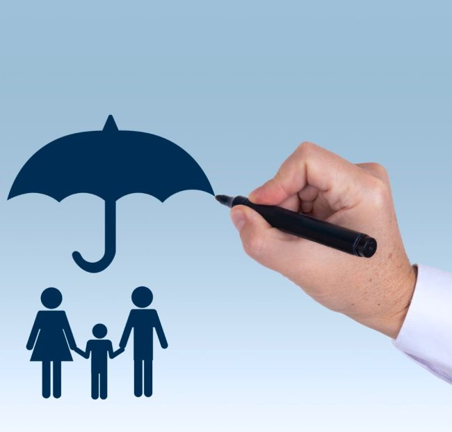 main-homme-affaires-dessinant-parapluie-au-dessus-concept-famille-pour-protection-securite-finance-assurance-photo-haute-qualite